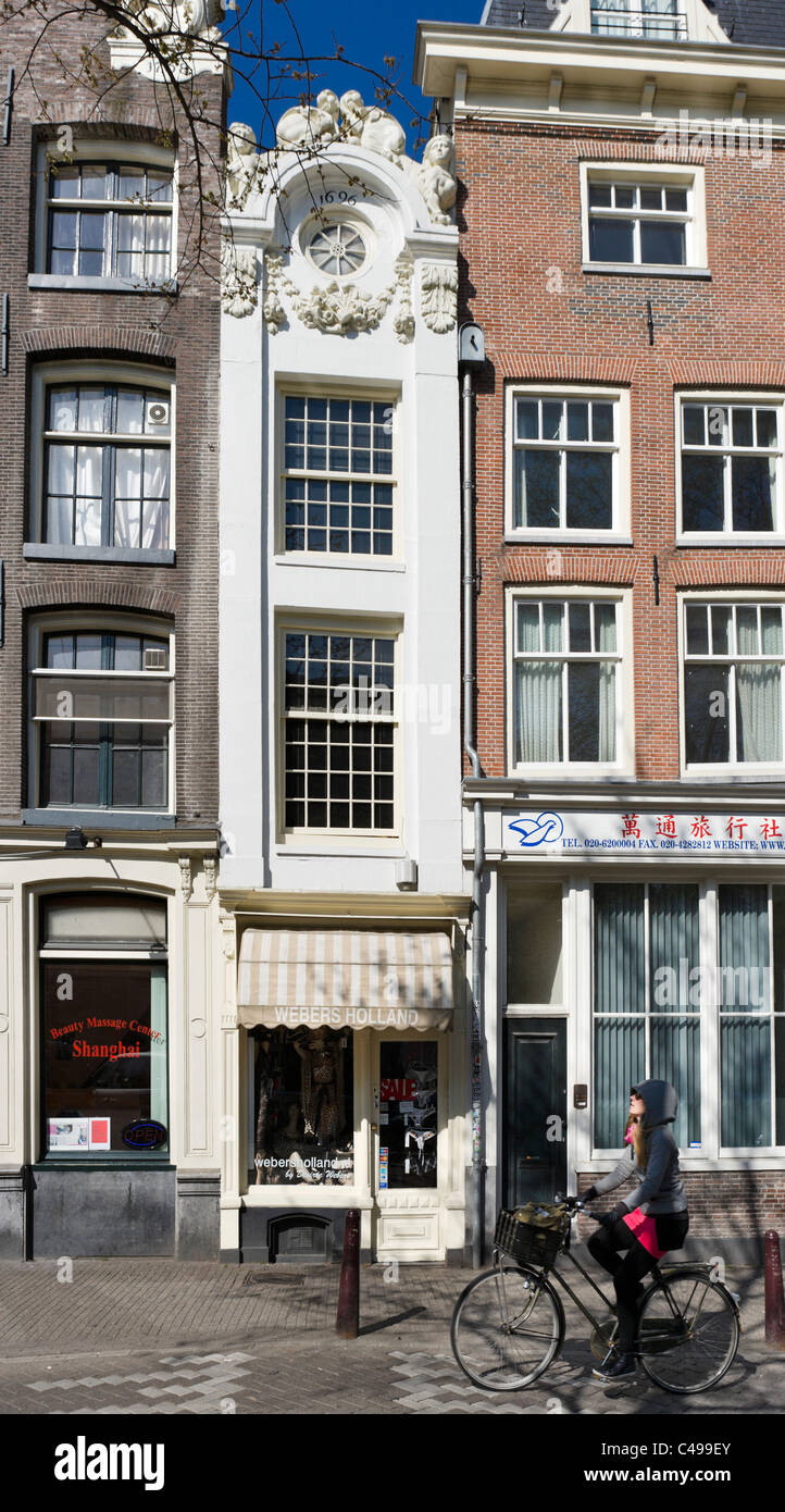 La Kleine Trippenhuis, soi-disant la plus petite maison en ville, Kloveniersburgwal, Amsterdam, Pays-Bas Banque D'Images