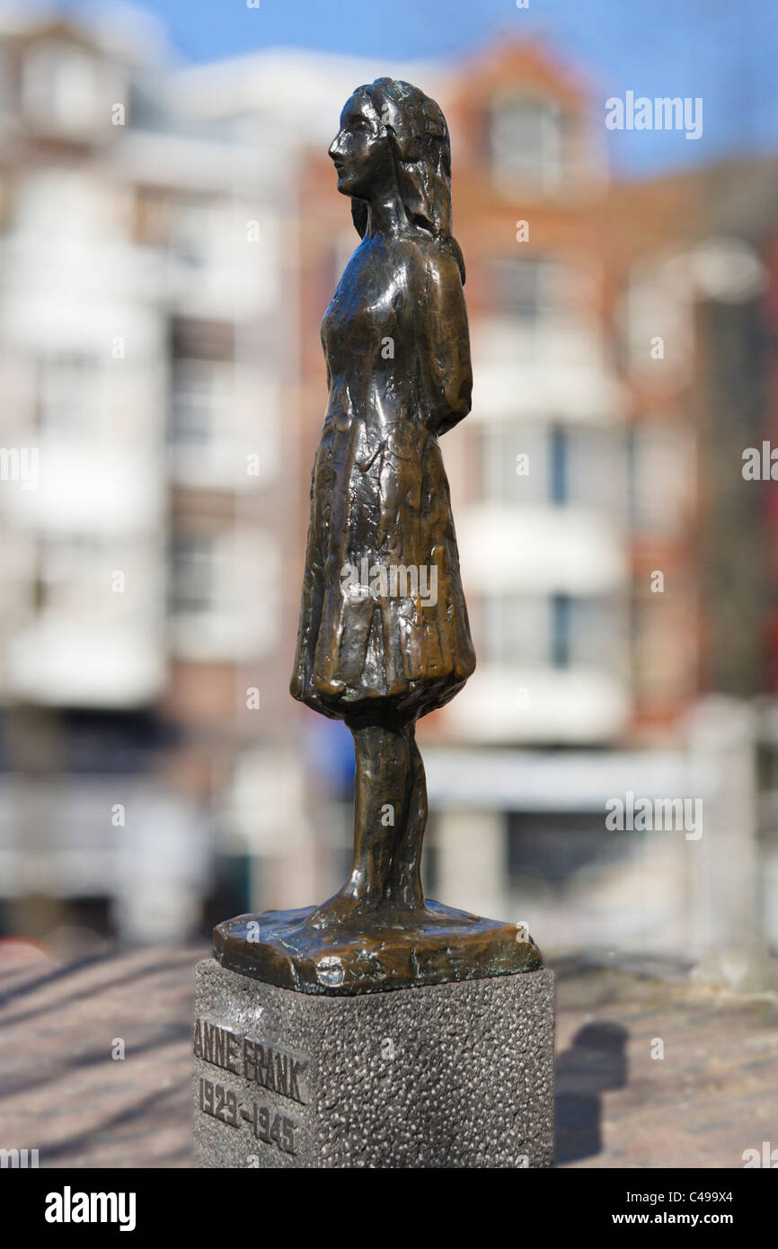 Statue d'Anne Frank par Marie Andriessen en dehors de la Westerkerk, Prinsengracht, Grachtengordel, Amsterdam, Pays-Bas Banque D'Images