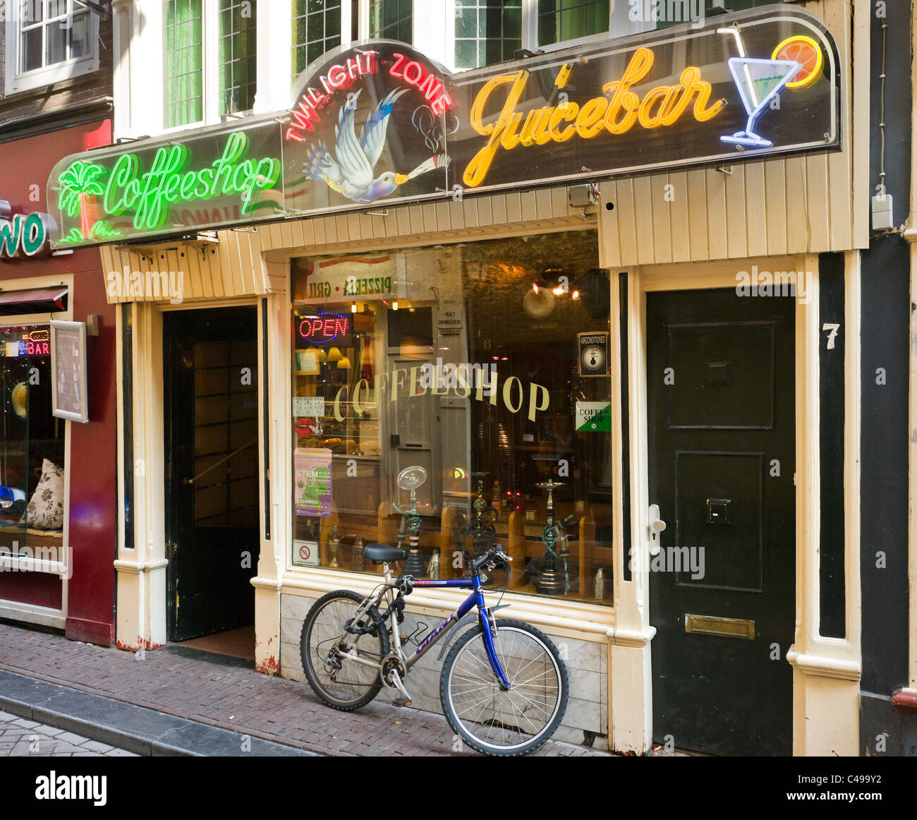 Un 'coffee shop' dans le quartier rouge (De Wallen), Amsterdam, Pays-Bas Banque D'Images
