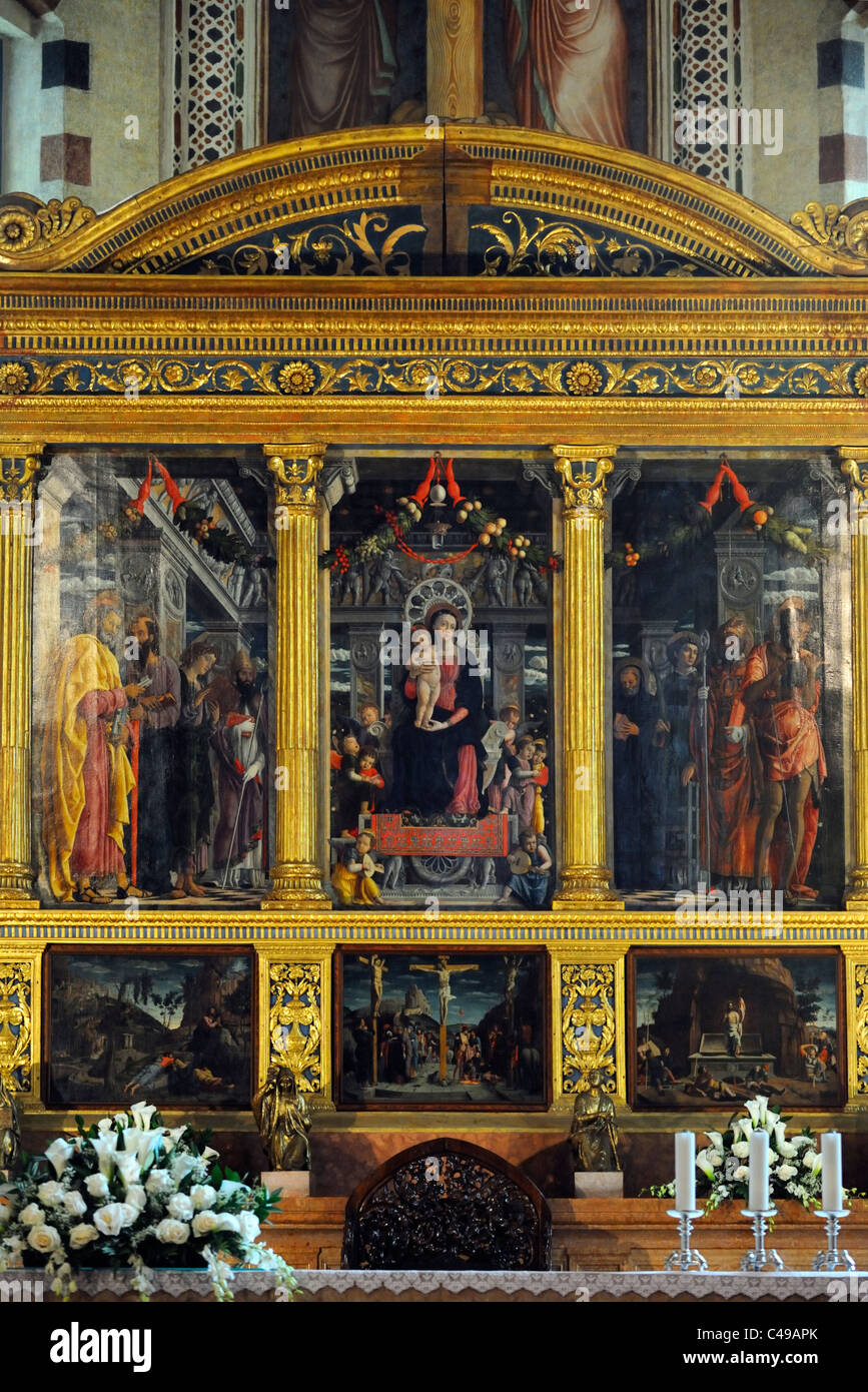 Un autel en bois 'Maesta della Vergine' par Andrea Mantegna (1457-1459) dans la Basilique San Zeno Maggiore de Vérone Banque D'Images