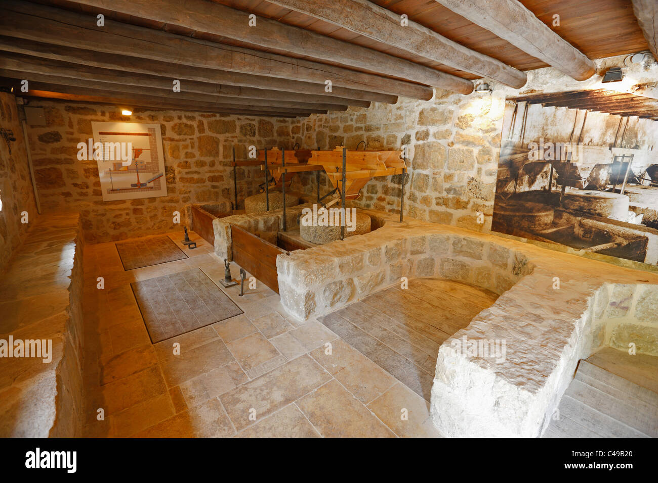 Vieux moulin pour moudre la farine de maïs. Banque D'Images
