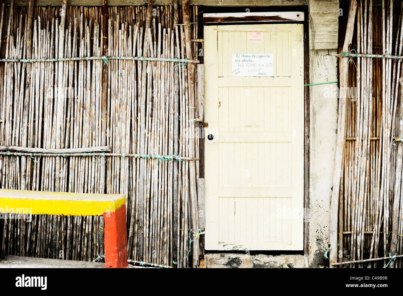 Porte sur l'île de San Blas Kuna, les Espagnols sur la porte avertit que 'Votre fumée nuit à ceux autour de vous.Ne pas fumer ici". Banque D'Images