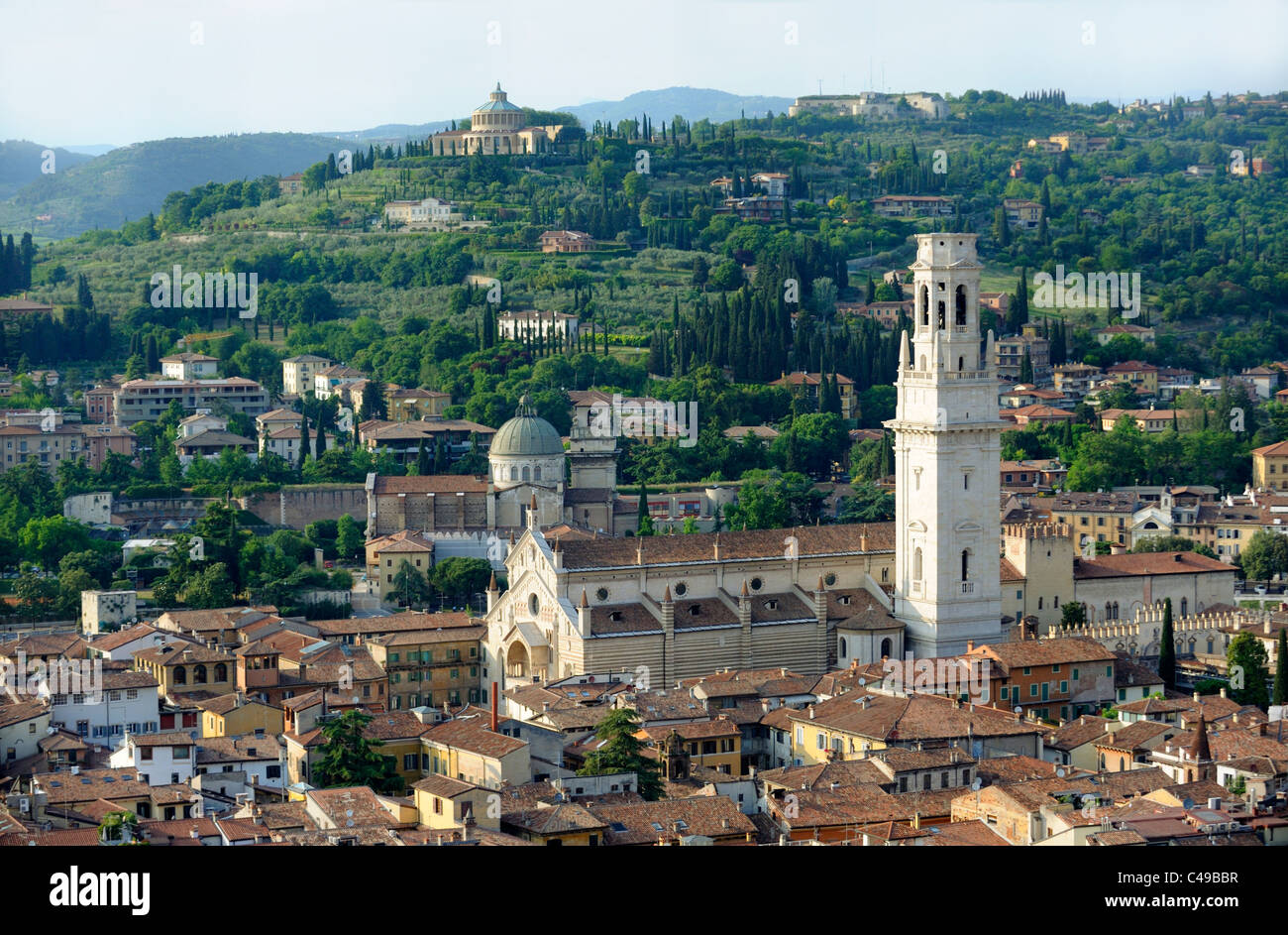 Le duomo dans le quartier historique de Vérone Banque D'Images
