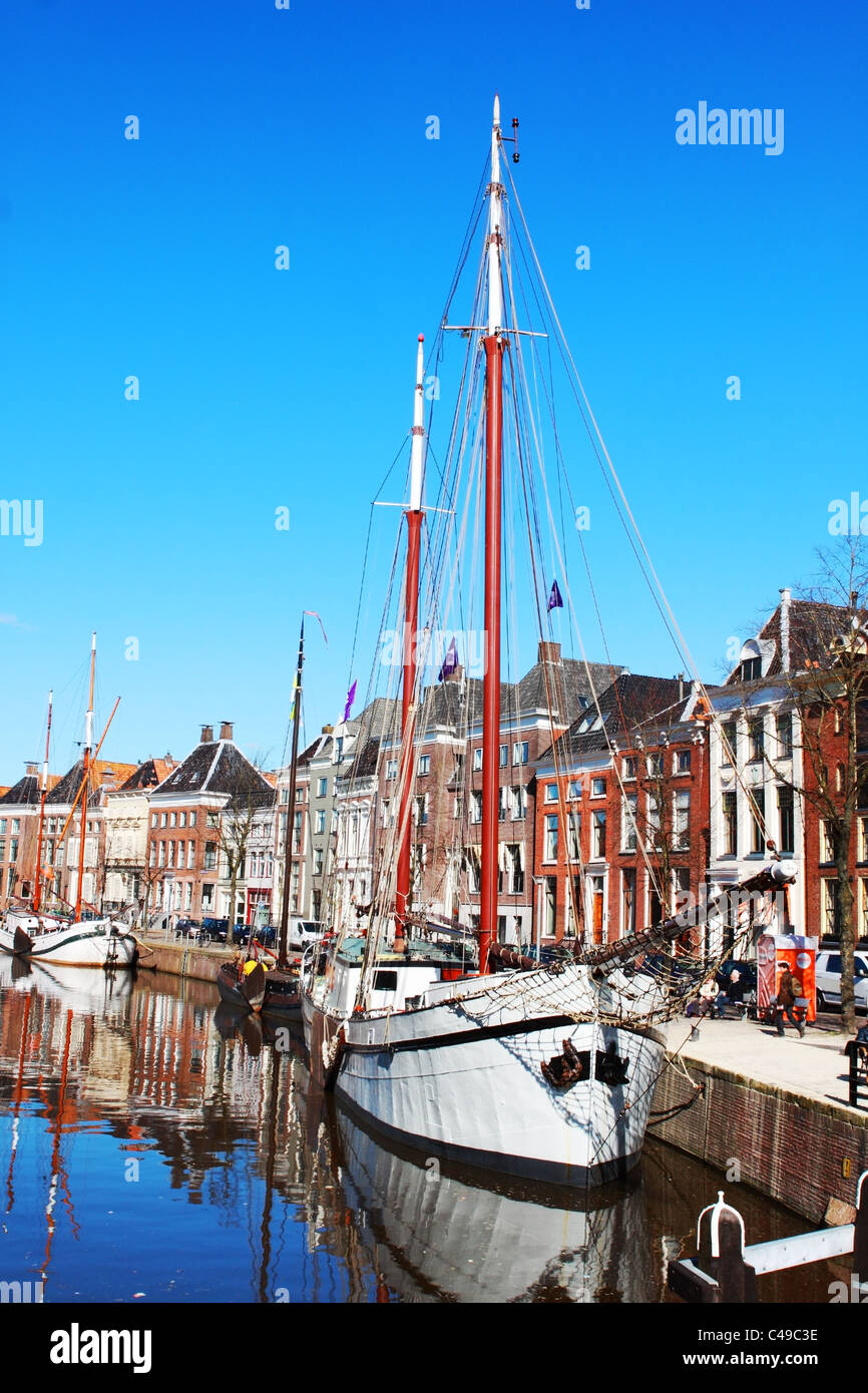 Ville paysage avec bateau à Groningue, Pays-Bas Banque D'Images
