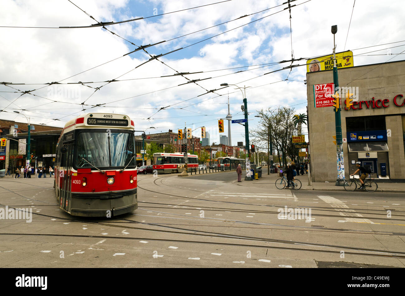 Tramway de Toronto entre l'avenue Spadina et College, Toronto, Ontario, Canada Banque D'Images