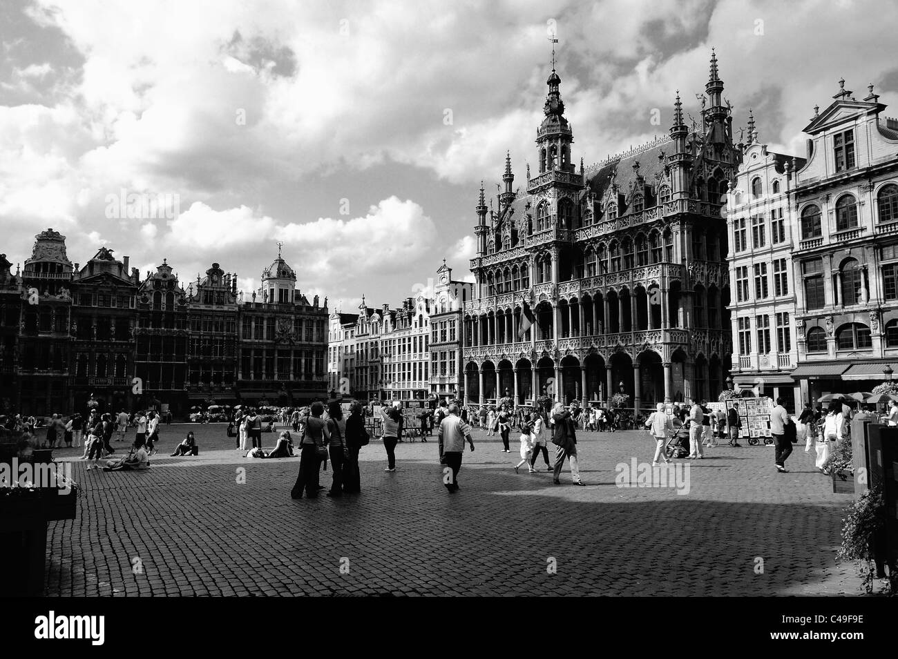 Les touristes à pied à travers la Grand Place/Grote Markt, à Bruxelles, Belgique Banque D'Images