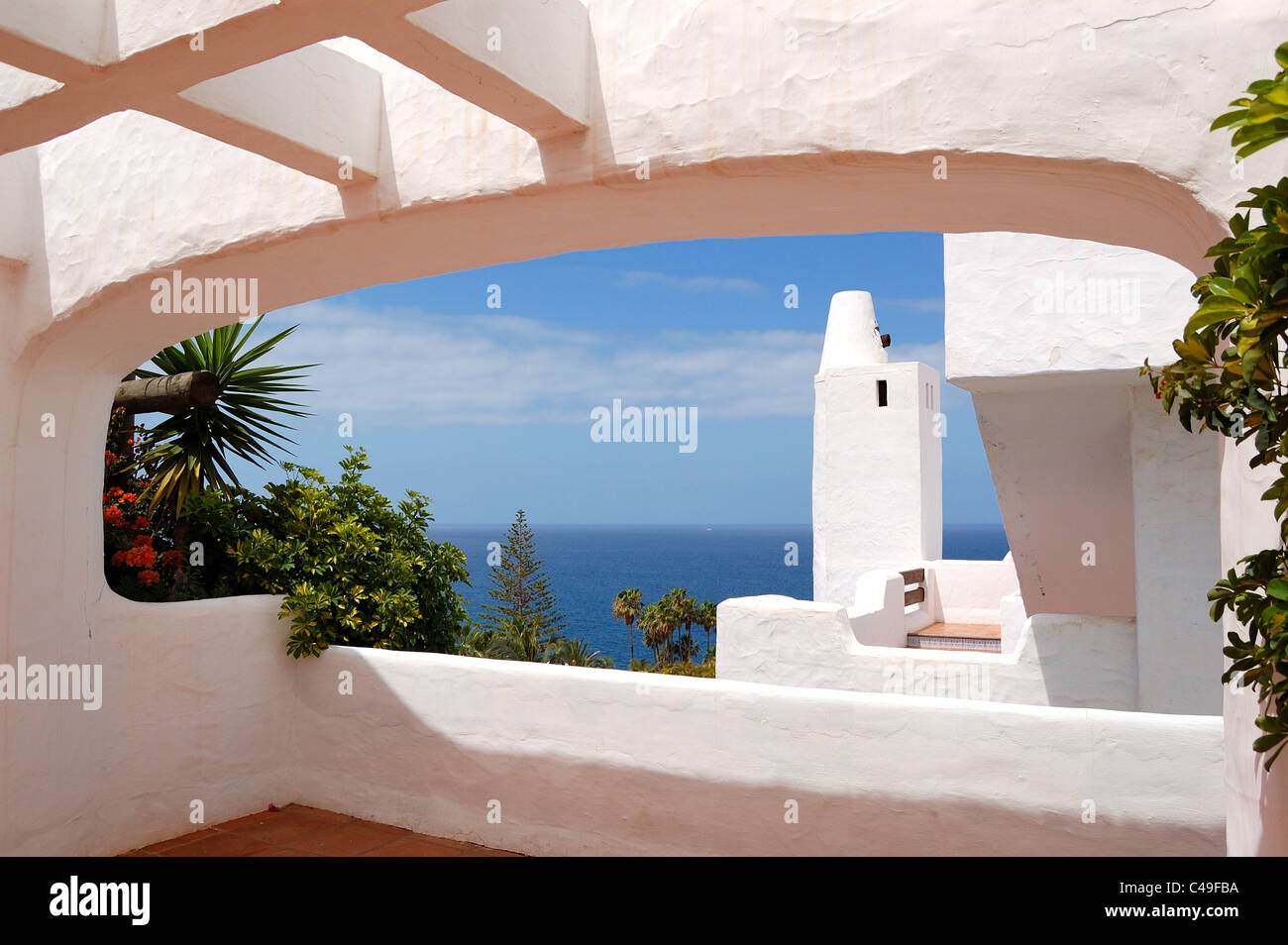 La vue sur la mer d'un bâtiment de l'hôtel de luxe, plage et l'océan Atlantique, l'île de Ténérife, Espagne Banque D'Images