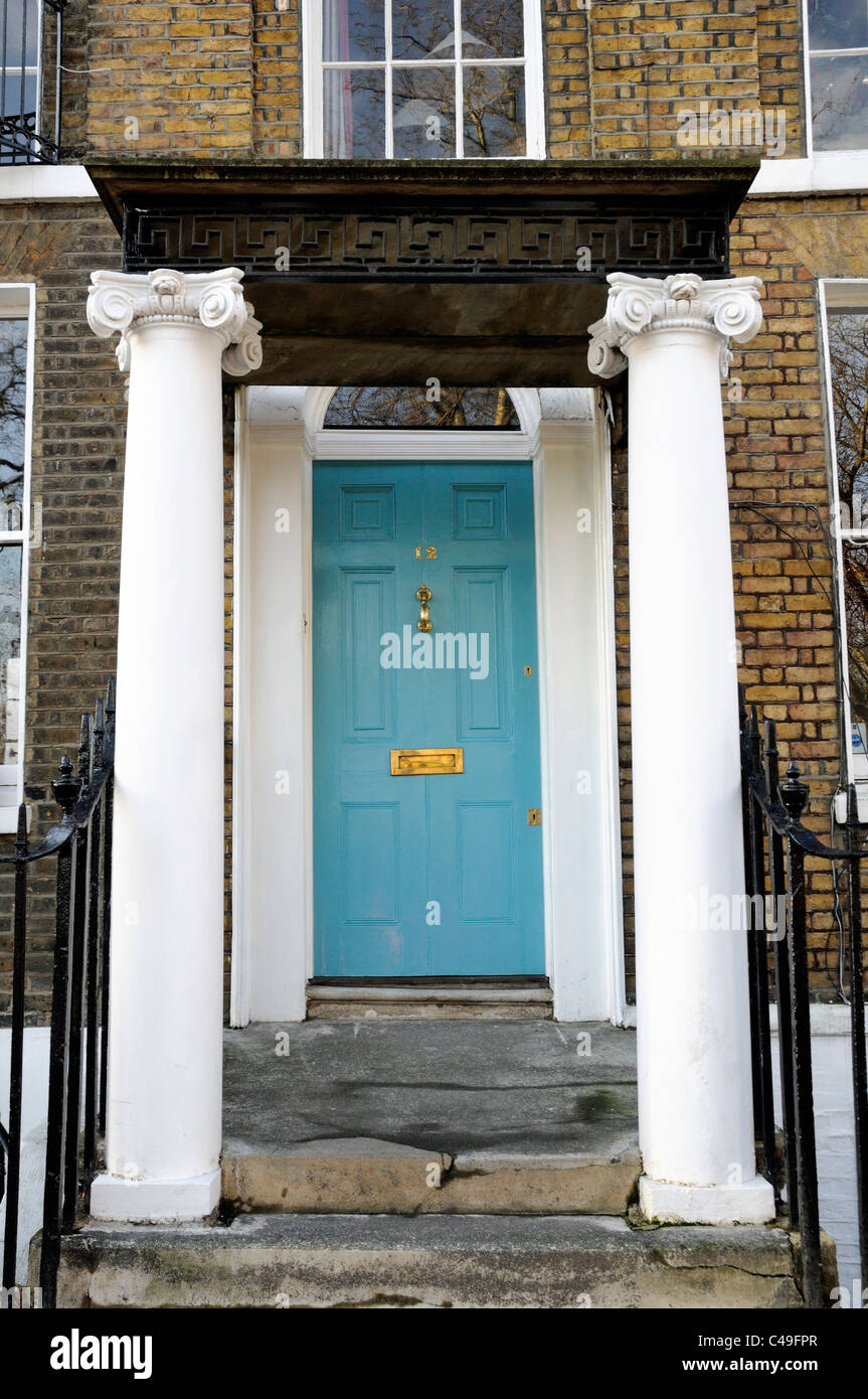 Peint bleu porte avant géorgienne avec auvent et portiques Terrasse Highbury Islington Londres Angleterre Royaume-uni Banque D'Images