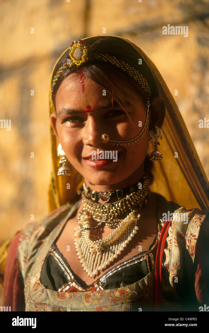 Photographie d'une jeune femme indienne avec des bijoux à Jaisalmer Banque D'Images