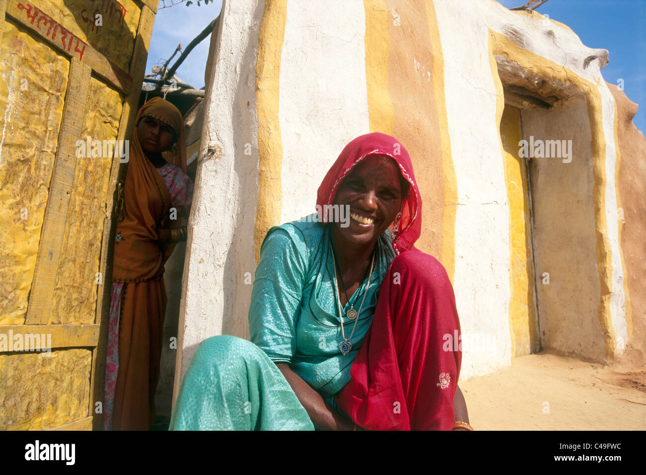 Photographie d'une femme indienne en face de sa maison à Jaisalmer Banque D'Images