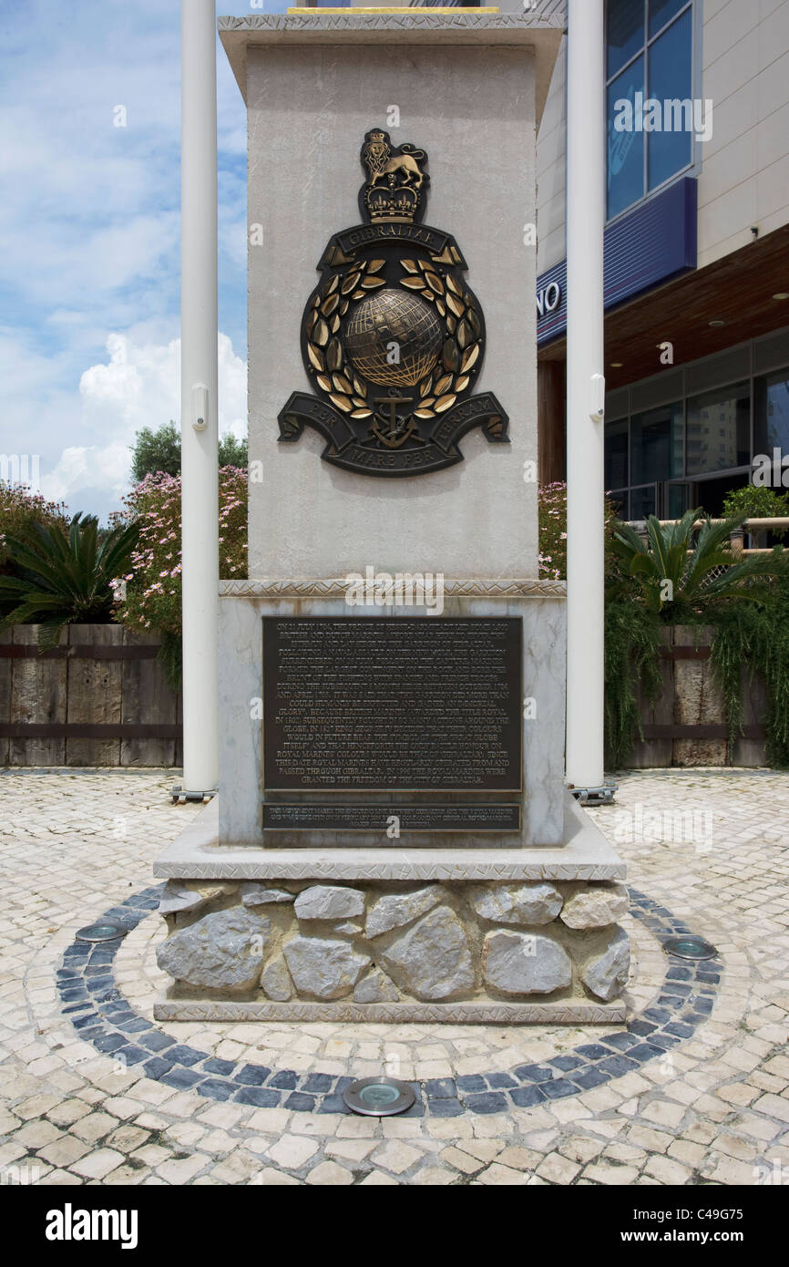 Royal Marines Gibraltar plaque commémorative et monument - Ocean Village Gibraltar Banque D'Images