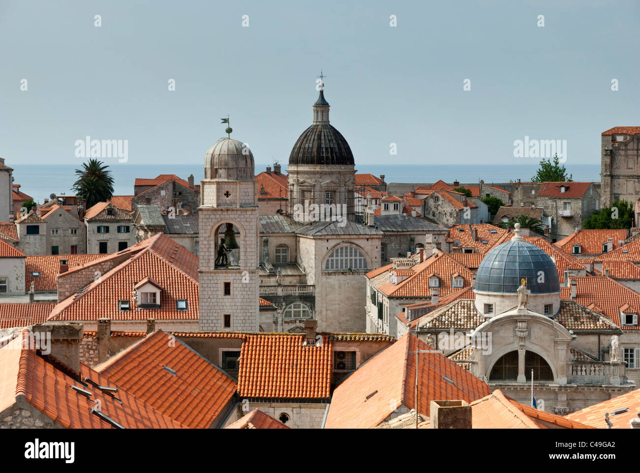 En regardant vers la mer Adriatique à travers le célèbre toit et toits de la vieille ville, Dubrovnik, Croatie vue depuis les remparts de la ville. Banque D'Images