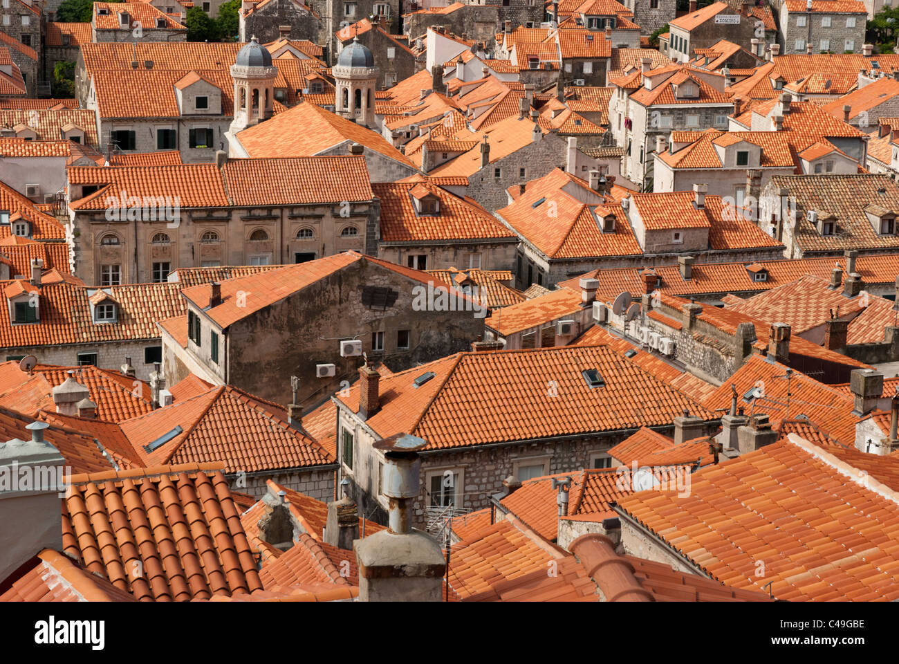 Le célèbre orange toits des bâtiments dans la vieille ville, Dubrovnik, Croatie. Toits plus signifier de nouveaux après la guerre des Balkans. Banque D'Images