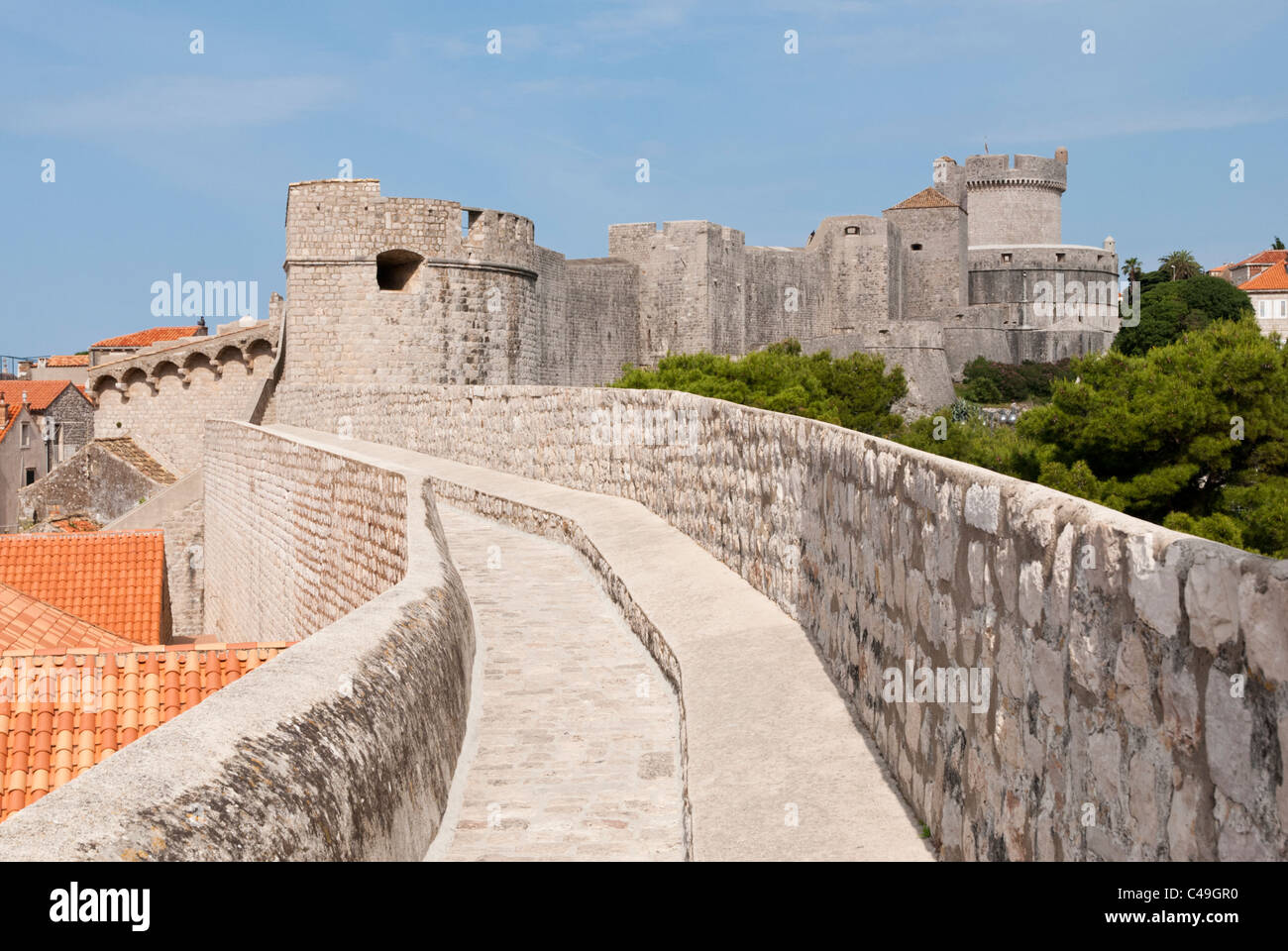 Une vue sur les murs de la ville qui entourent la vieille ville historique de la ville de Dubronik sur Croatias côte Adriatique. Banque D'Images