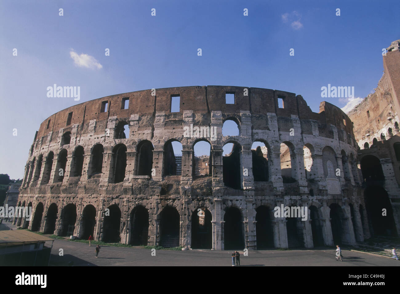 Photographie de la Colisée romain dans la ville moderne de Rome Banque D'Images