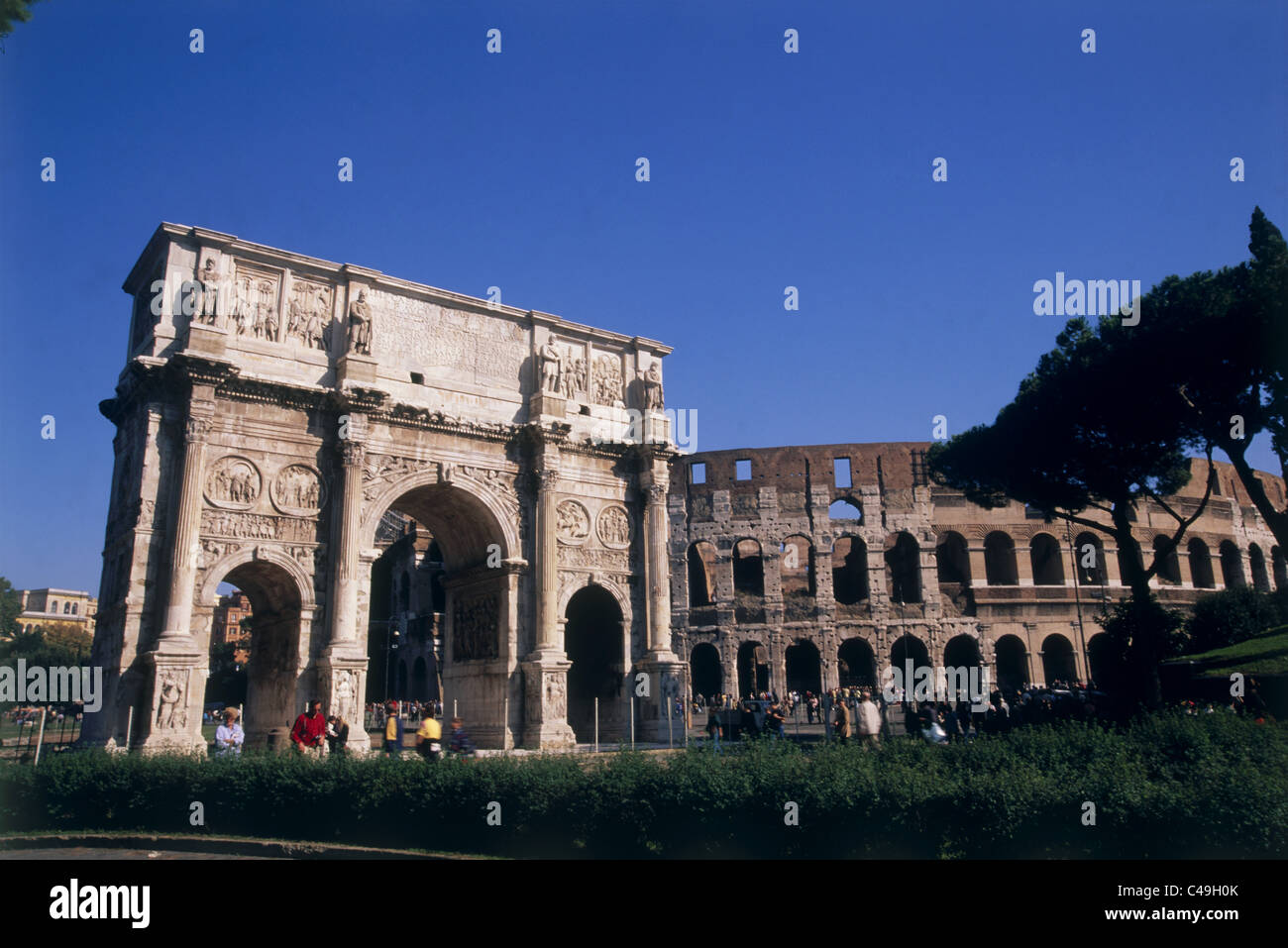 Photographie de la Colisée romain dans la ville moderne de Rome Banque D'Images