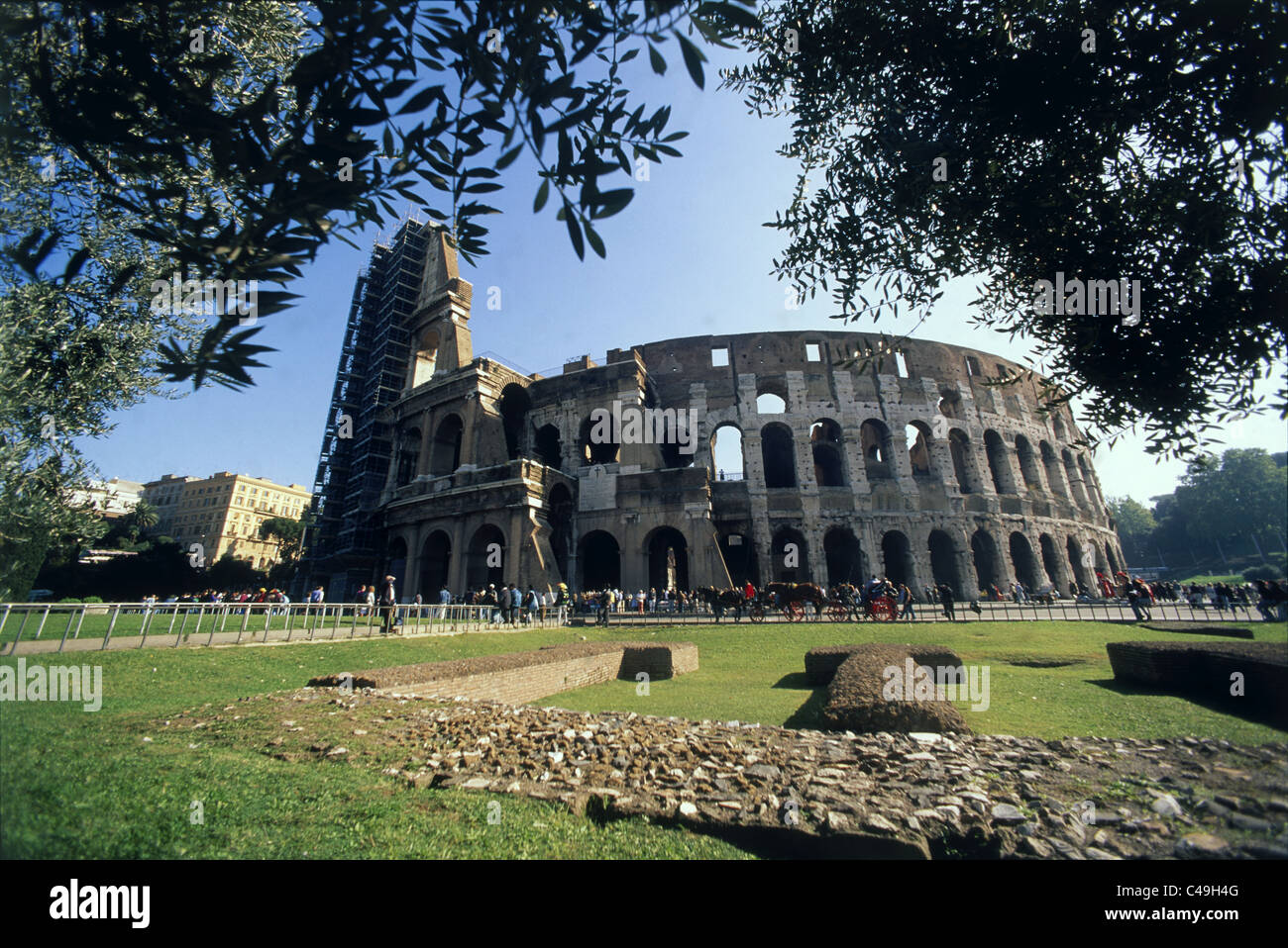 Photo de les ruines de la Colisée romain dans la ville moderne de Rome Banque D'Images
