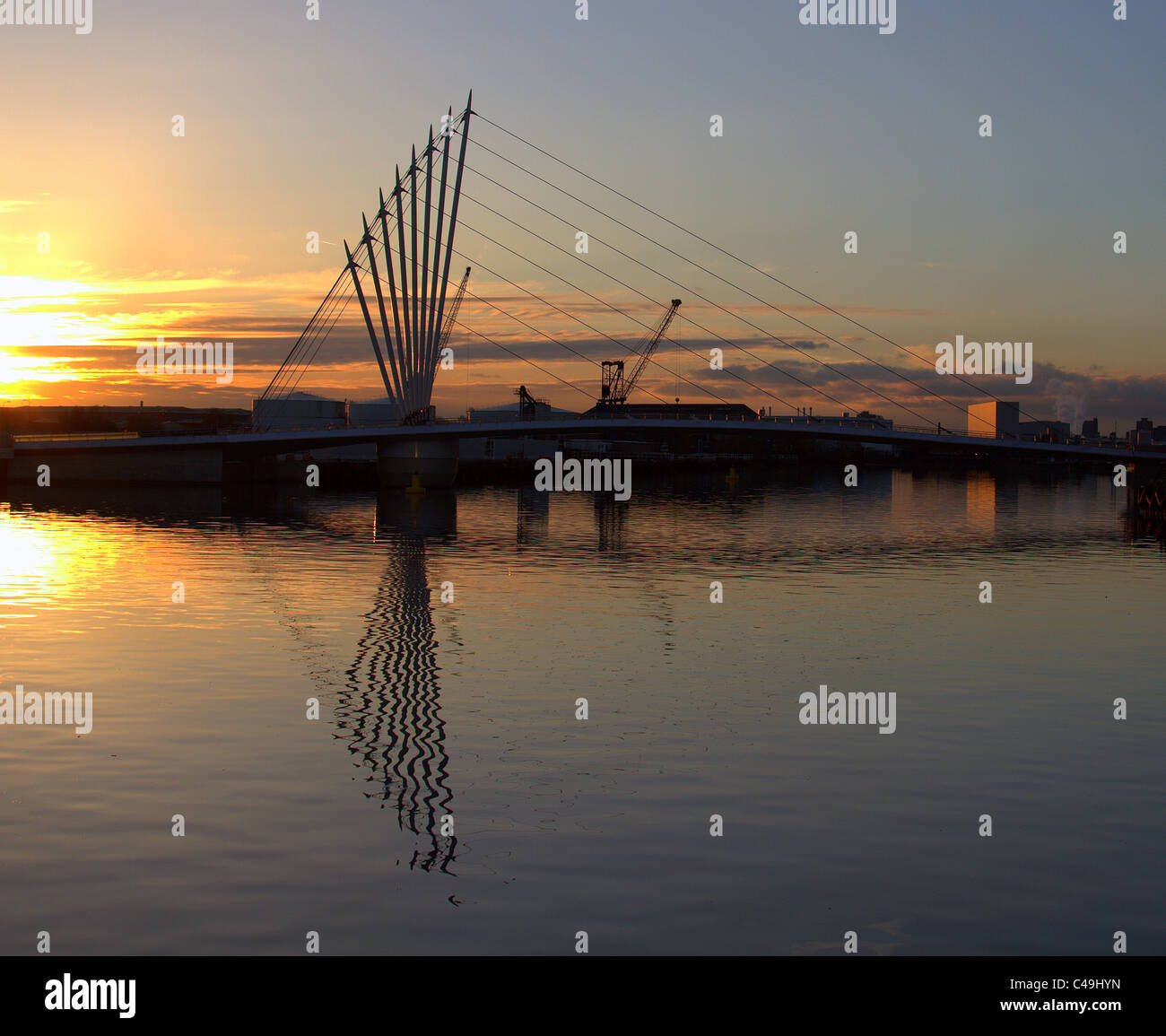La Ville à la tombée de la passerelle média/coucher du soleil. Salford Angleterre. Banque D'Images
