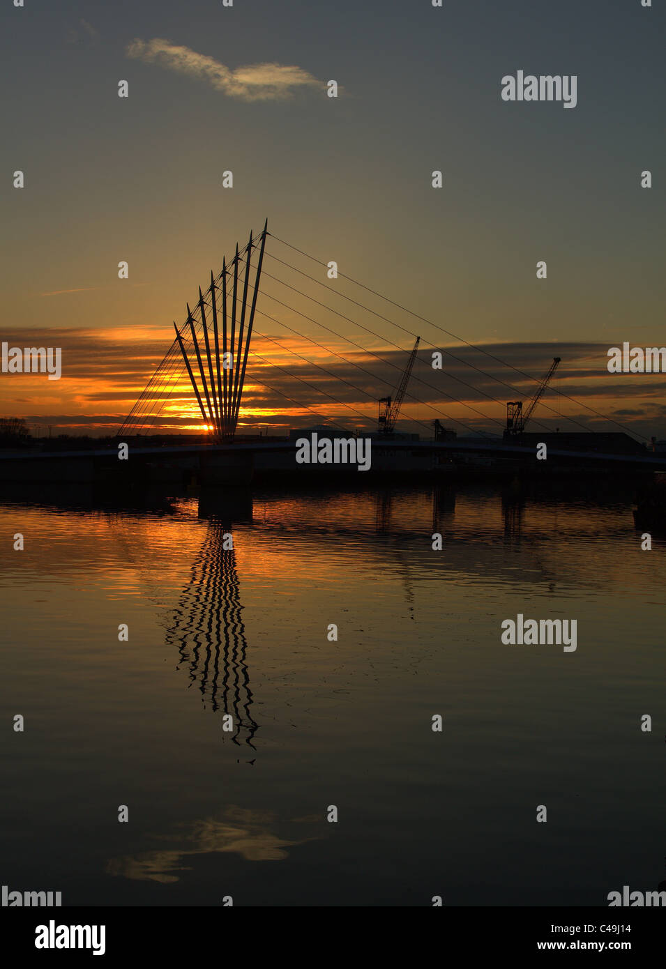 La Ville à la tombée de la passerelle média/coucher du soleil. Salford Angleterre. Banque D'Images