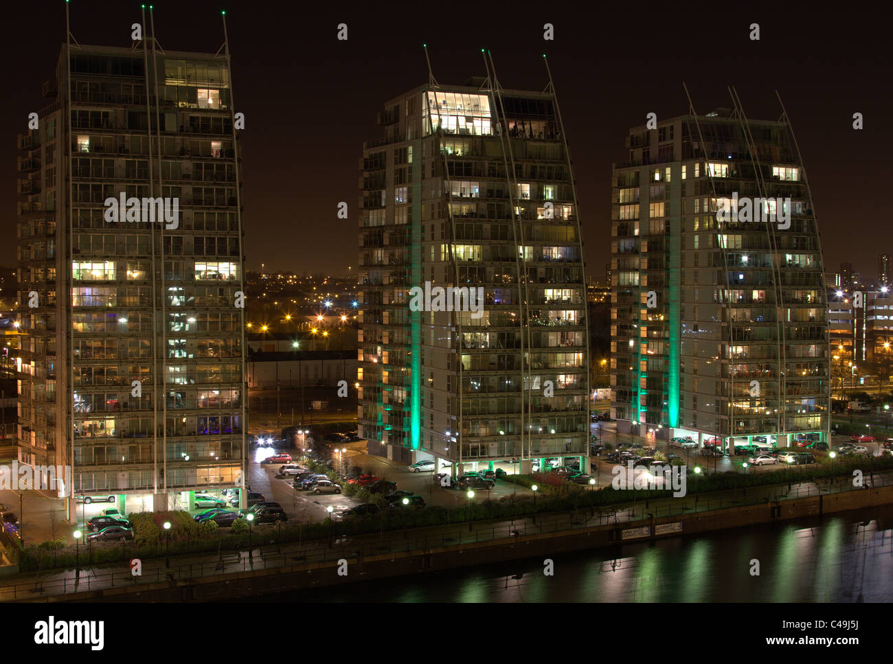 L'NV bâtiments éclairés la nuit. Salford Quays. Huron Quay. Banque D'Images