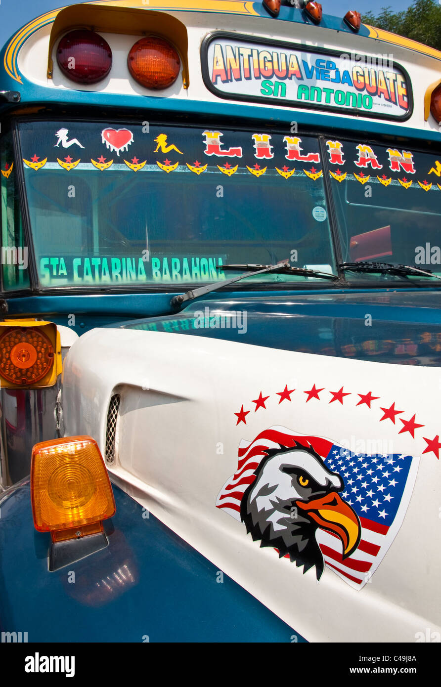 'Guatémaltèque peint de couleurs vives, de bus de poulet' la conversion de l'ancien bus scolaire, à Antigua Banque D'Images