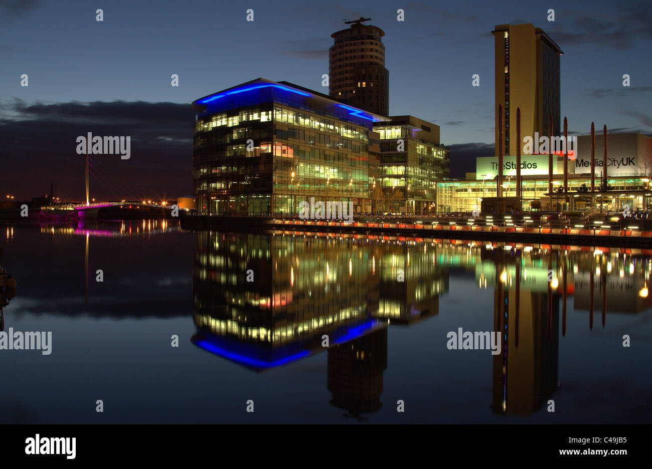 Media City Bridge Salford Quays Manchester Ship Canal de nuit. Banque D'Images