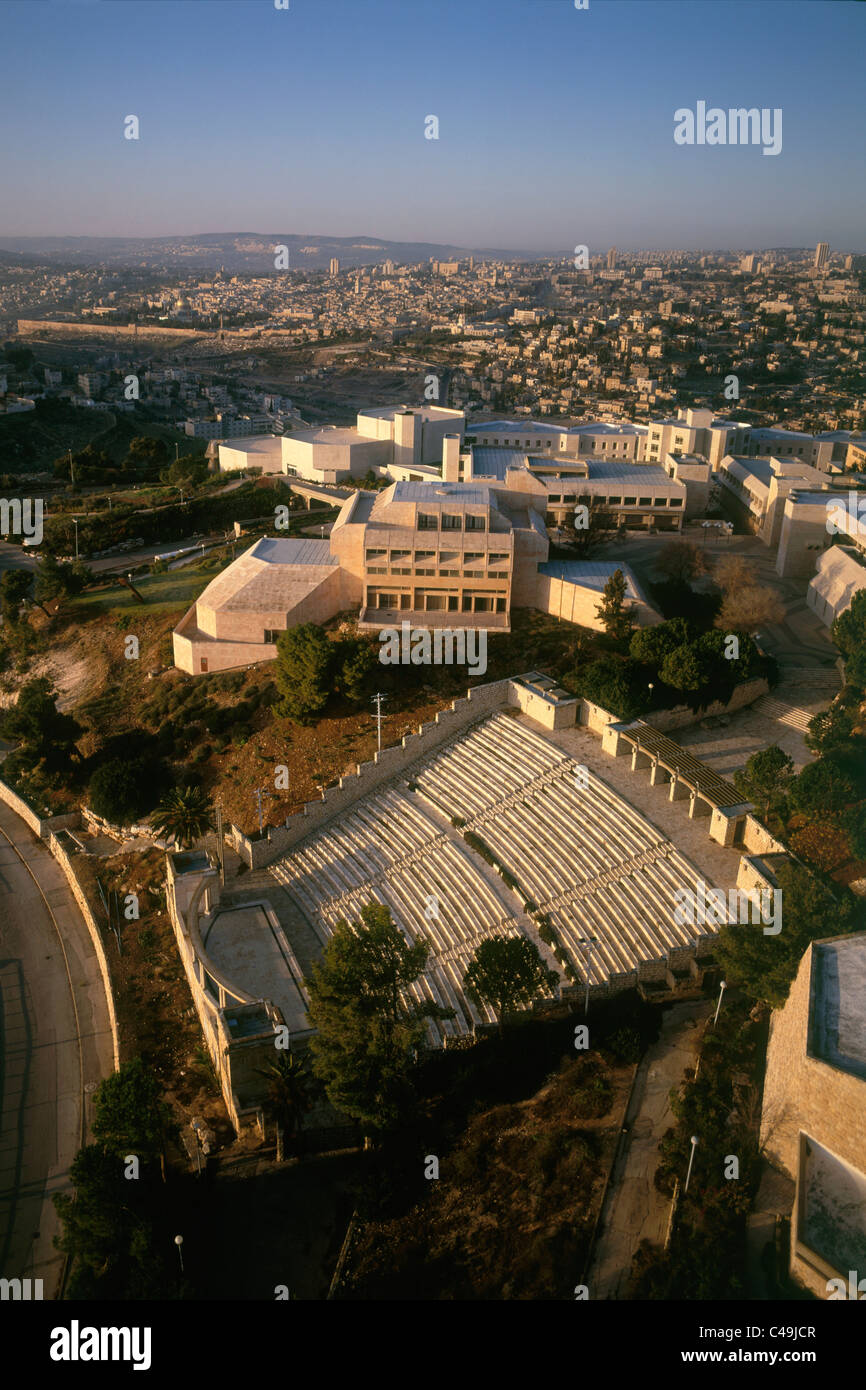 Photo aérienne de l'Université hébraïque sur le mont Scopus au coucher du soleil Banque D'Images