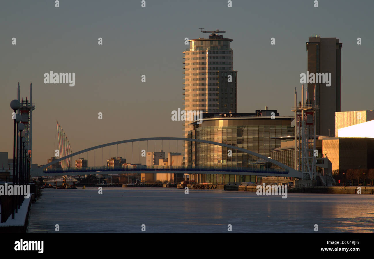 Salford Quays millénaire/pied du pont-Bridge au coucher du soleil au crépuscule Banque D'Images