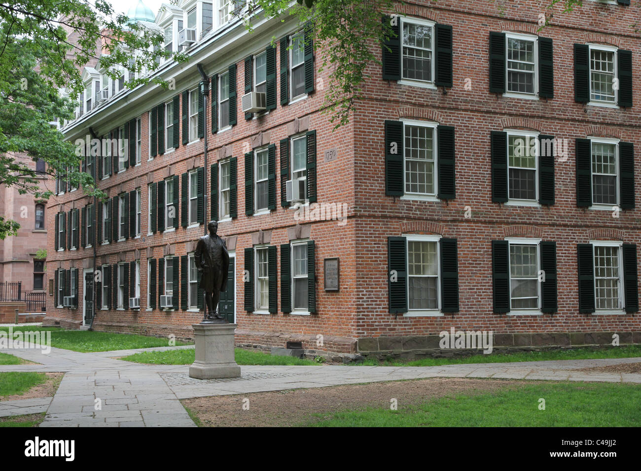 Campus de l'université de Yale avec statue de Nathan Hale à côté de