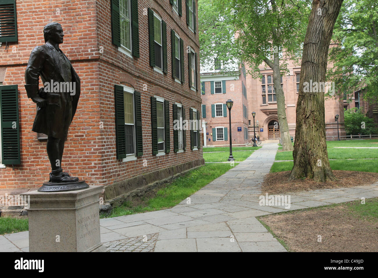 Campus de l'université de Yale avec statue de Nathan Hale à côté de