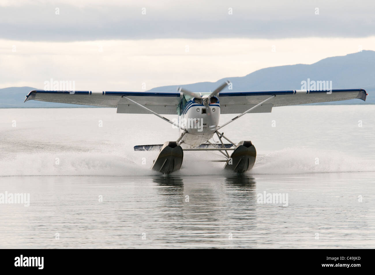 Cessna 182 atterrissage d'hydravions sur le lac Becharof Alaska Banque D'Images