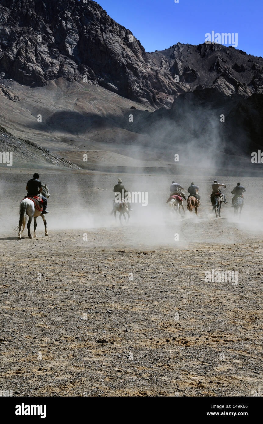 Riders impliqués dans un jeu d'buzcashi à Mourgab, Tadjikistan Banque D'Images