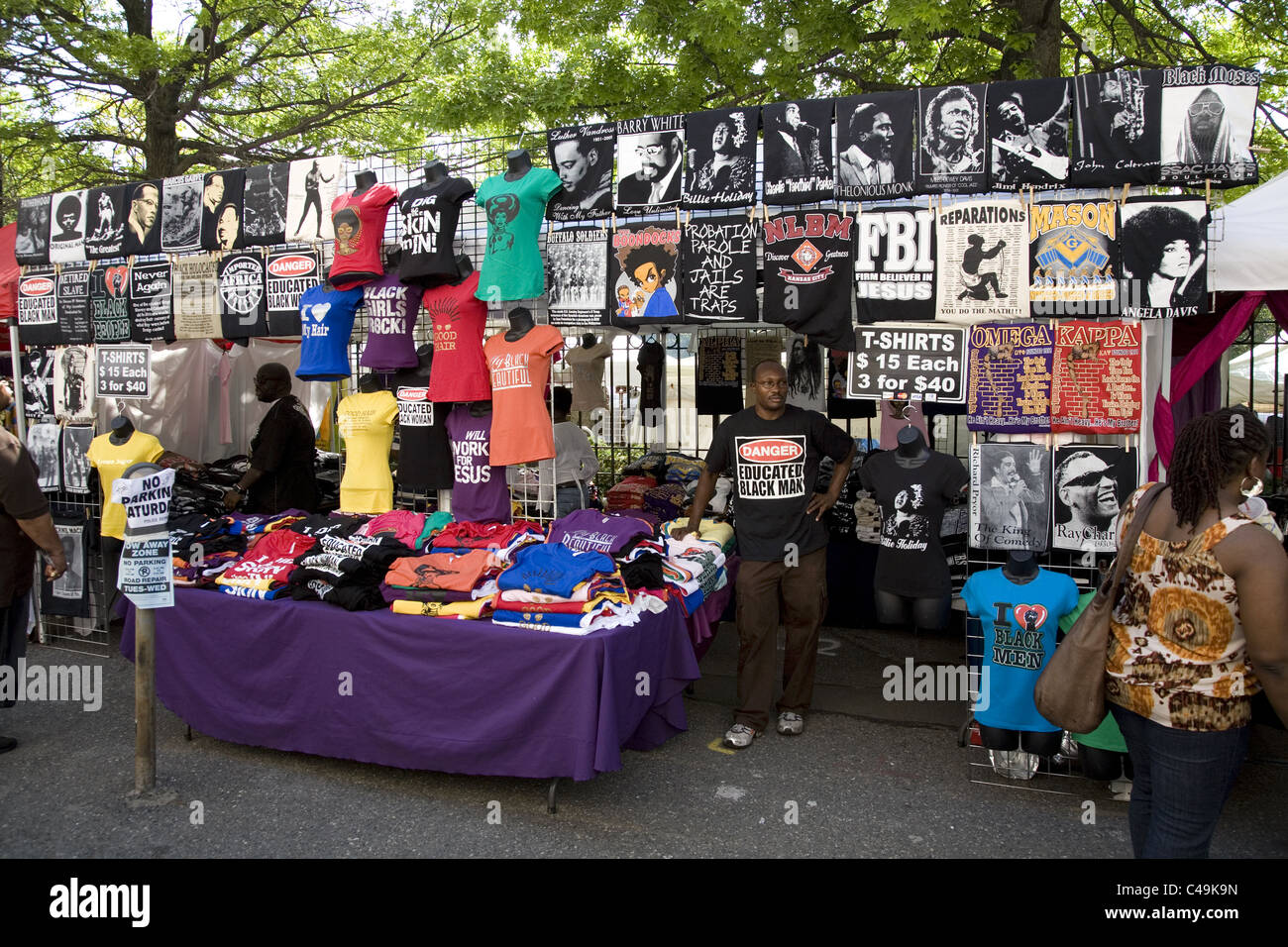 Bazar de l'Afrique au cours de la danse du Festival l'Afrique à la Brooklyn Academy of Music (BAM) à Brooklyn, New York. T-shirt fournisseur. Banque D'Images