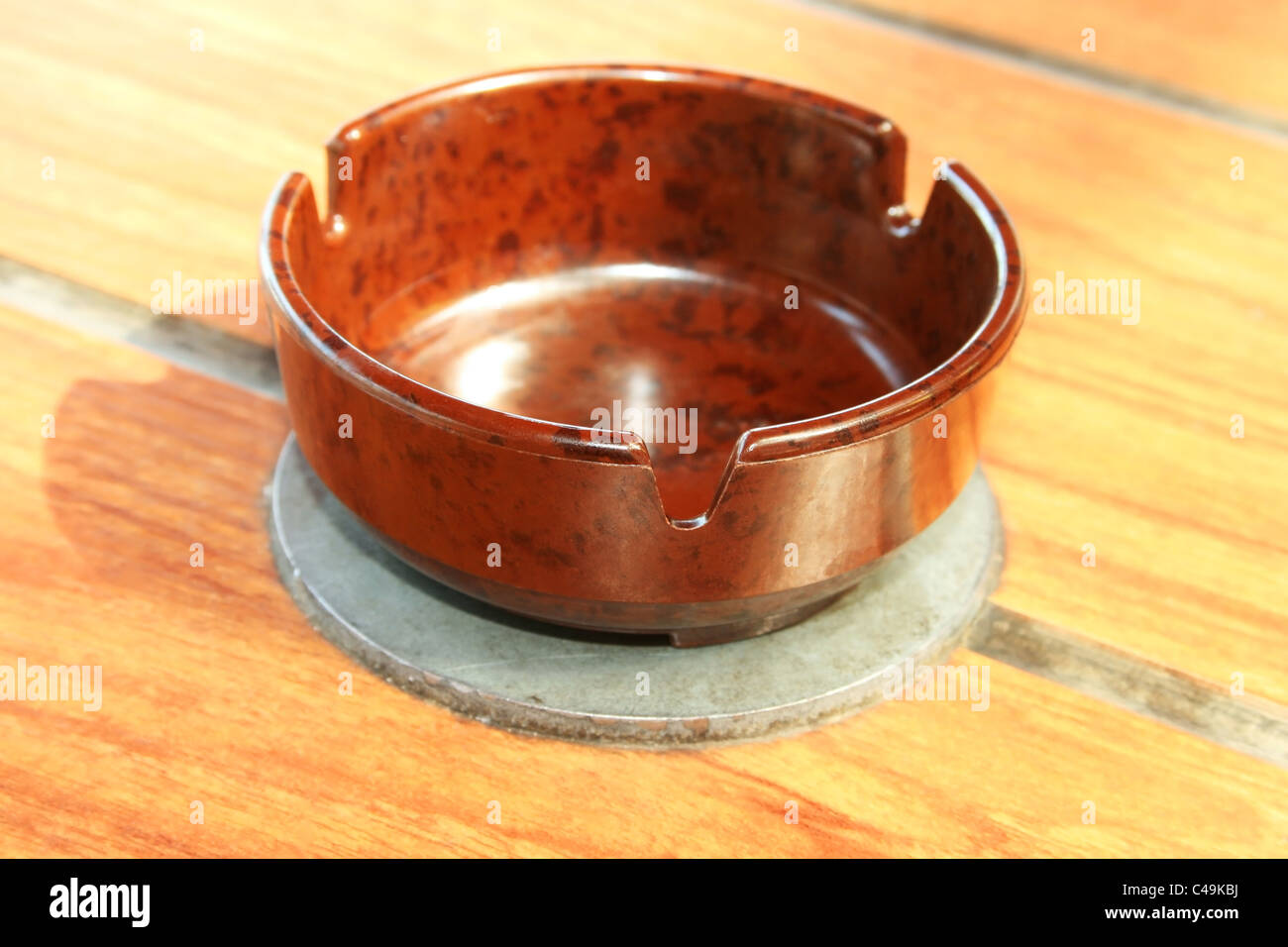 Brown cendrier sur la table. Banque D'Images