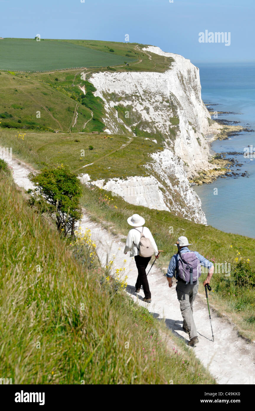 Vue de dessus à la recherche sur le couple en train de marcher sur le sentier Cliff Langdon falaises surplombant les falaises blanches de Douvres à côté de la Manche Kent UK Banque D'Images