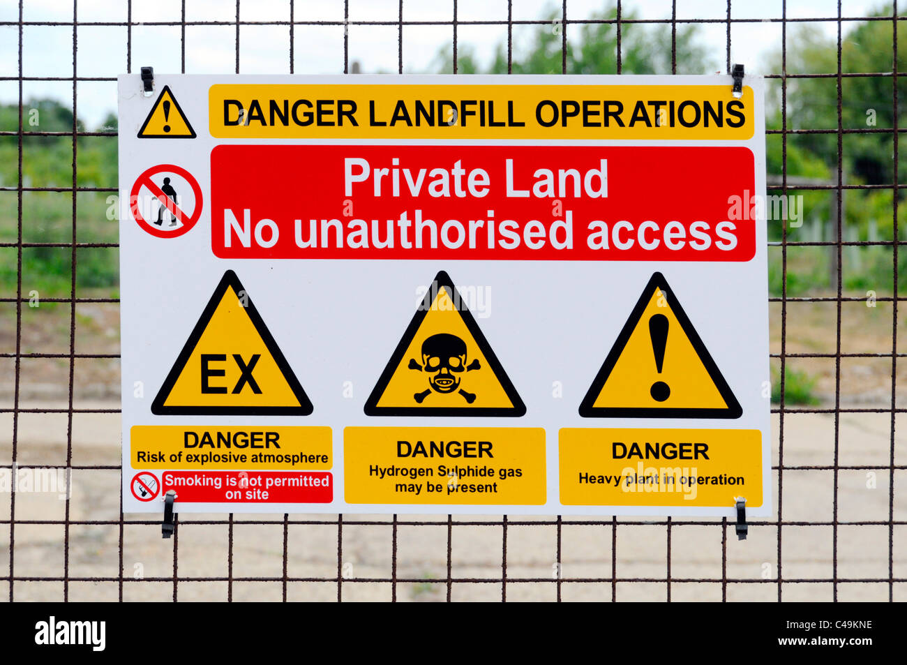 Site d'enfouissement d'avertissement danger d'explosion de terres privées pour ne pas fumer de sulfure d'hydrogène gazeux et les machines lourdes pas de personnes l'accès Essex England UK Banque D'Images