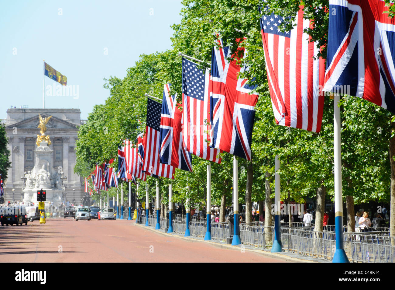 Drapeau américain & Union Jack line toute la longueur de la rue de Londres Mall & Royal Standard au-dessus du palais de Buckingham lors d'une visite d'état du Président Obama Banque D'Images