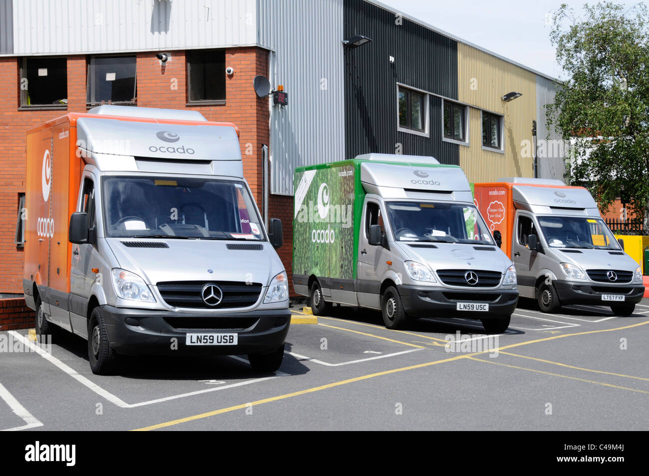 Supermarché d'alimentation en ligne Ocado camionnettes garées à dépôt d'entrepôt à l'ouest de Londres Angleterre Royaume-uni Banque D'Images