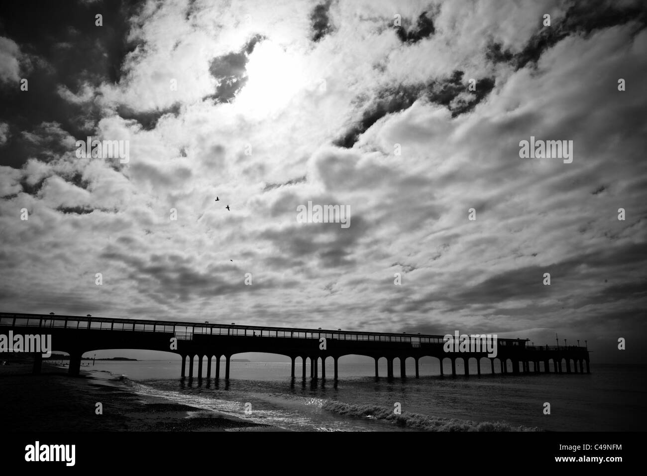 Image en noir et blanc de la jetée de Boscombe, Dorset, Angleterre, Boscombe est une banlieue de la plus grande Bournemouth Banque D'Images