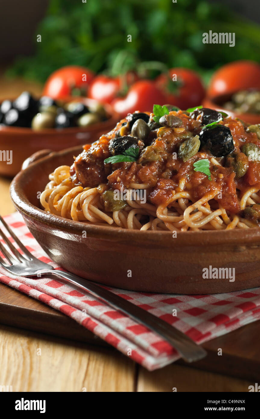 Cuisine italienne Spaghetti alla puttanesca Banque D'Images