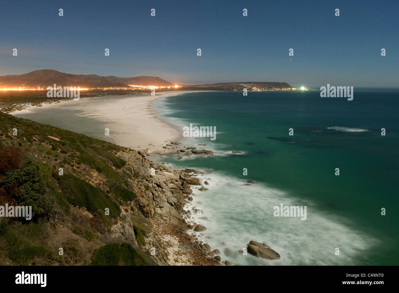 La nuit, clair de vue de Noordhoek beach à Cape Town, Afrique du Sud. Banque D'Images