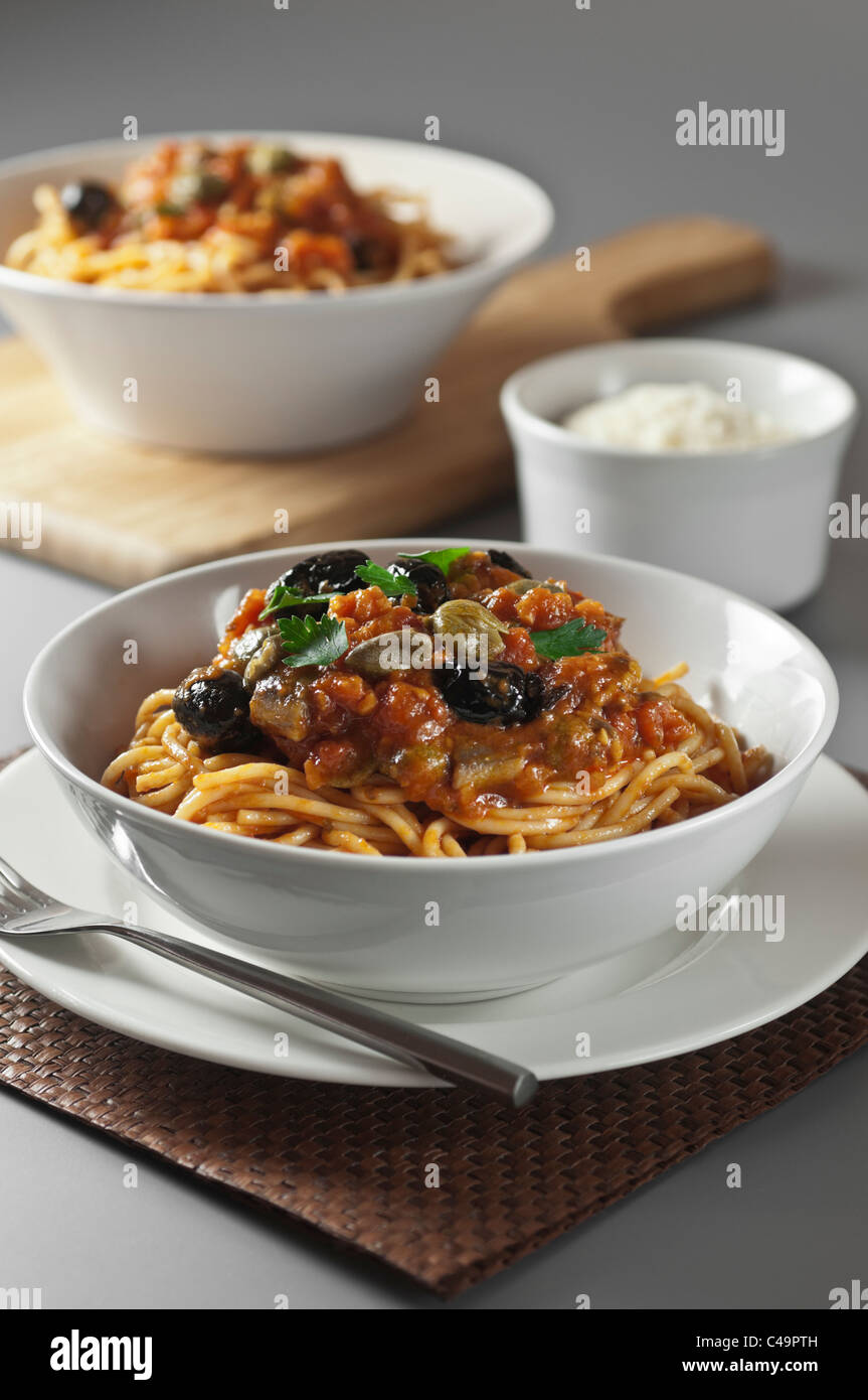 Cuisine italienne Spaghetti alla puttanesca Banque D'Images