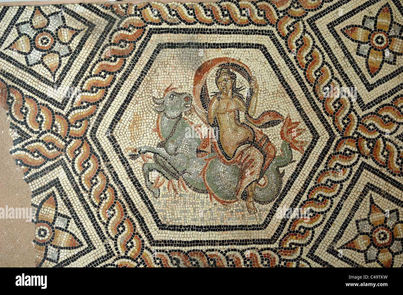 Plancher romain Mosaïque d'Europa Equitation d'un taureau sacré c2nd AD, dans un modèle hexagonal, d'une villa romaine près de Nîmes France Banque D'Images