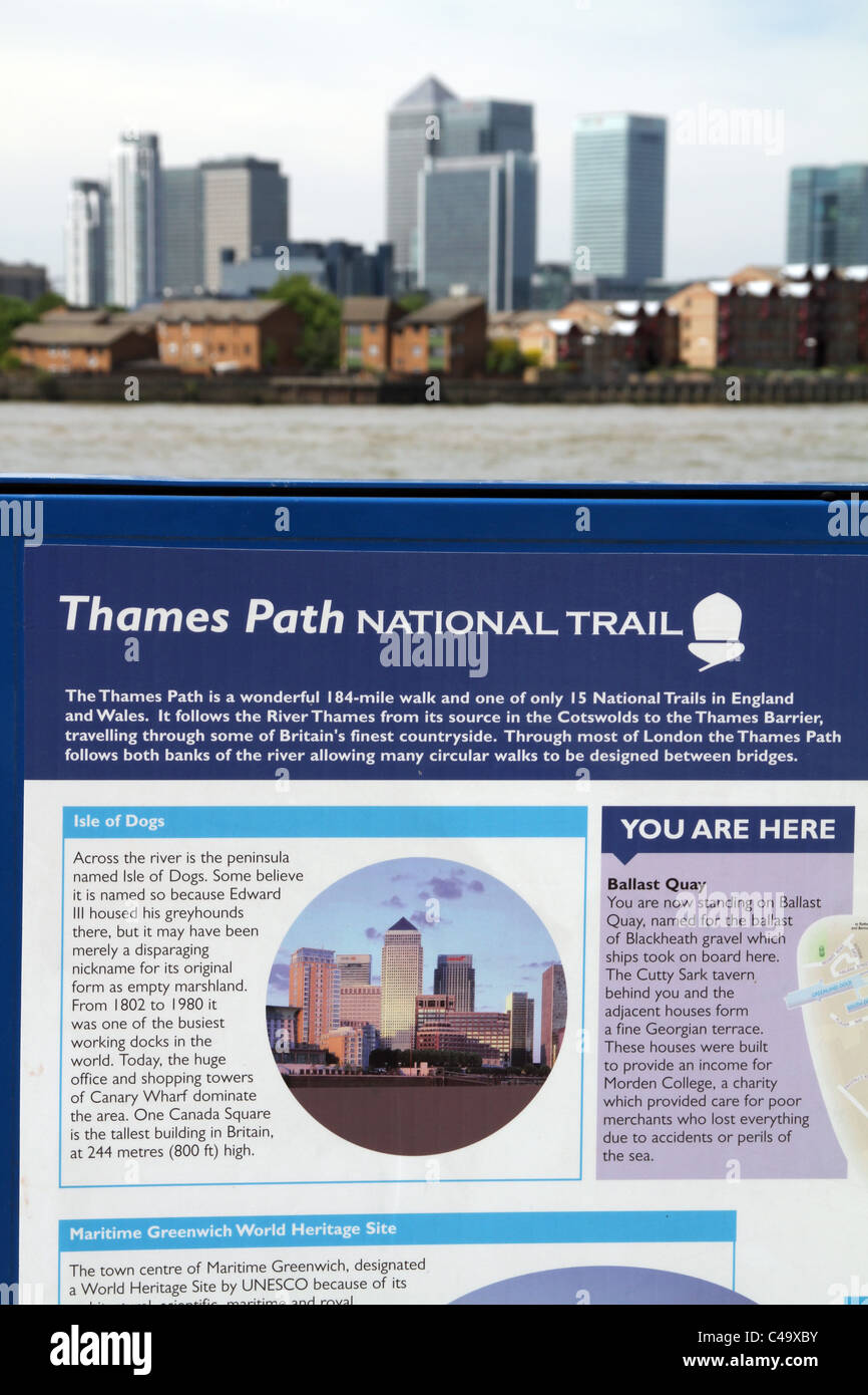 THAMES PATH SENTIER NATIONAL BOARD À Greenwich, Londres, avec Canary Wharf en arrière-plan Banque D'Images