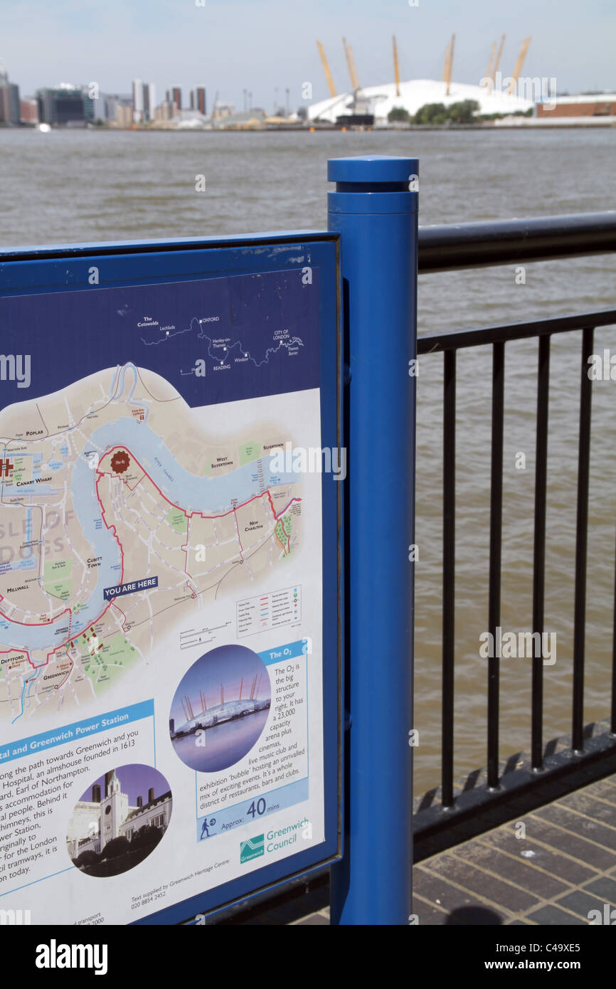 UK. RIVER THAMES PATH SENTIER NATIONAL À Greenwich, Londres, avec Millenium Dome en arrière-plan Banque D'Images