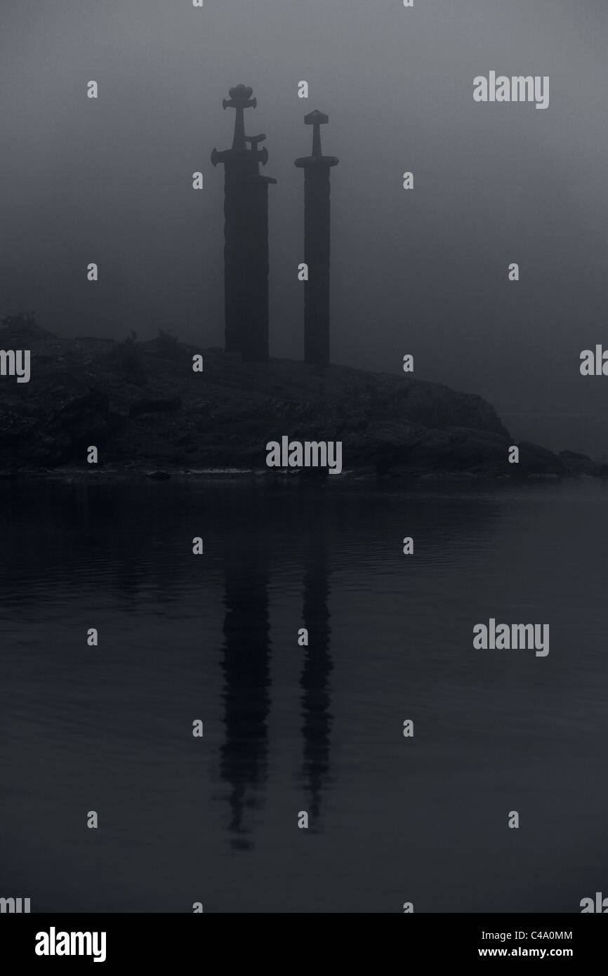 Sverd i fjell Hafrsfjord, monument, la Norvège. Épée, brume, nuit Banque D'Images