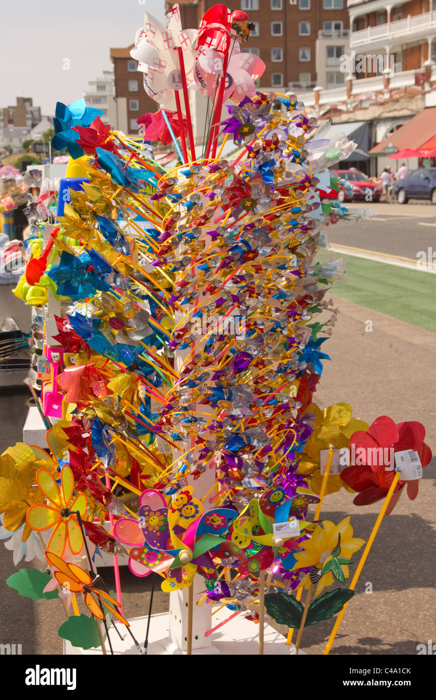 Jouet en plastique coloré de moulins à vent à vendre Banque D'Images