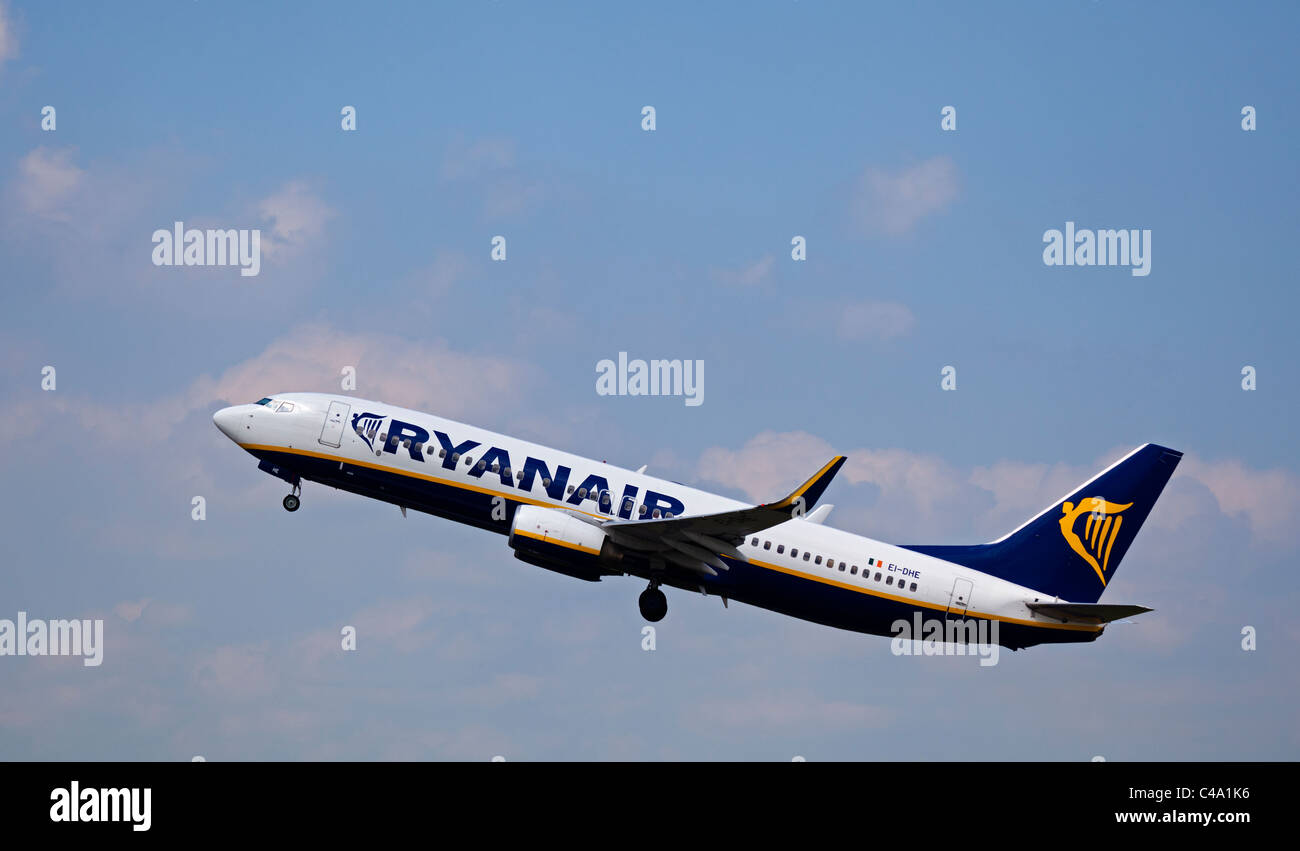 Avion en vol un avion de Ryanair Banque D'Images
