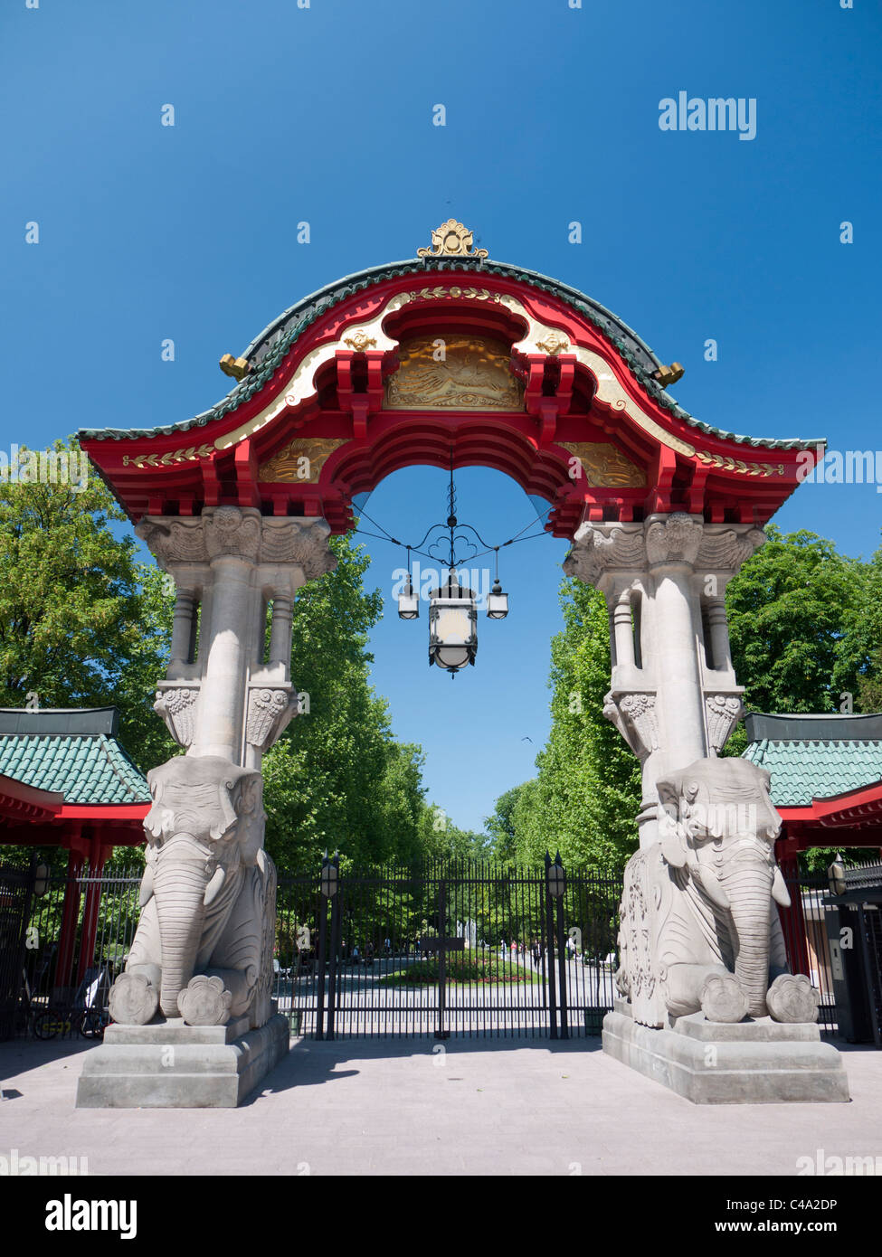 Porte d'entrée ouvragée au zoo de Berlin Allemagne Banque D'Images