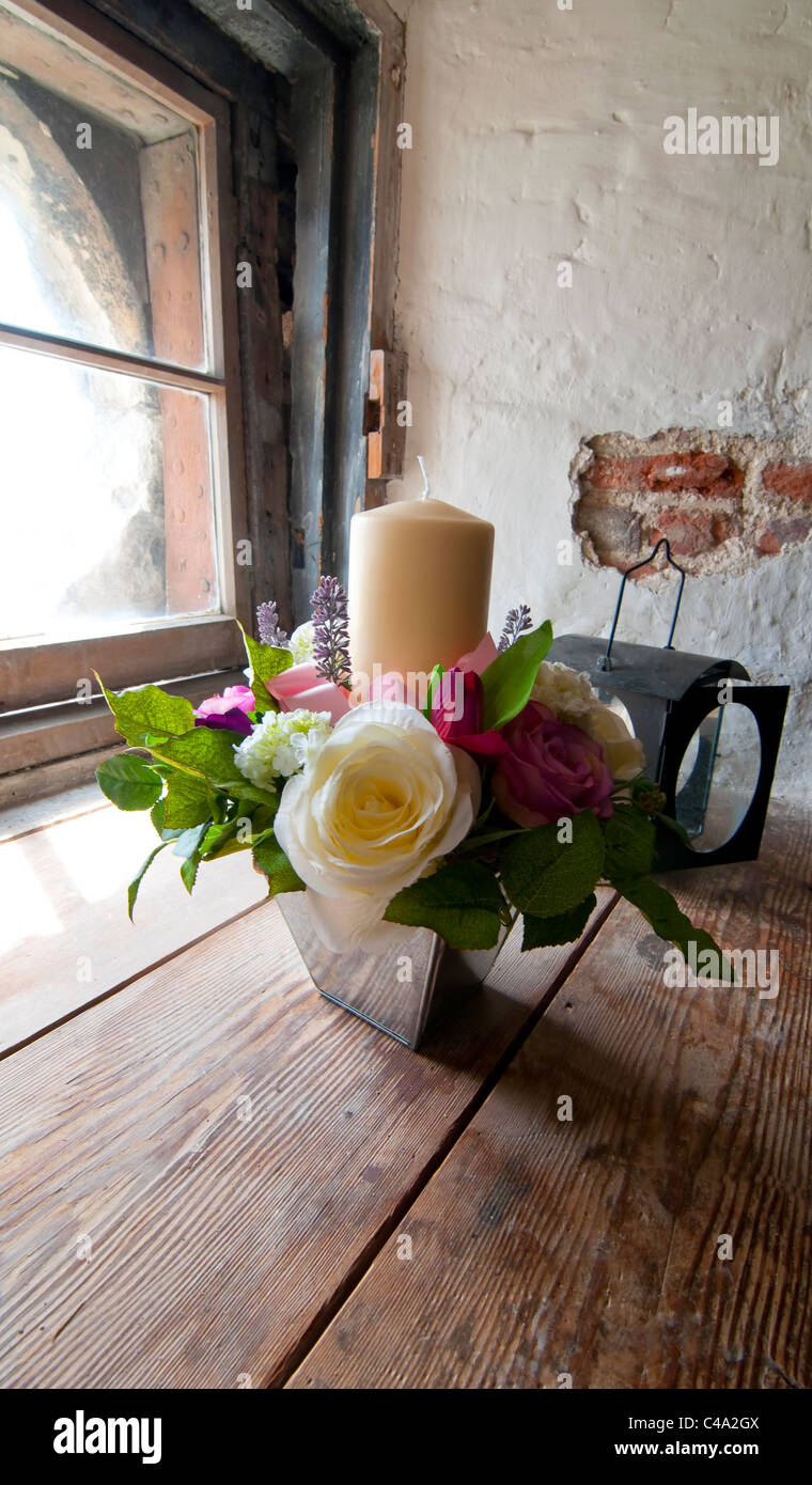 Un vase de fleurs sur une vieille fenêtre Tudor cottage Banque D'Images